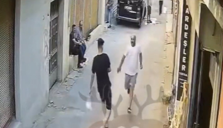 Polisten kaçan suçluyu çelmesiyle durduran vatandaş