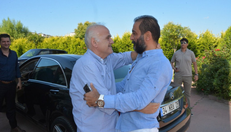 Ahmet Çakar Necati Ateş'i falakaya yatırdı