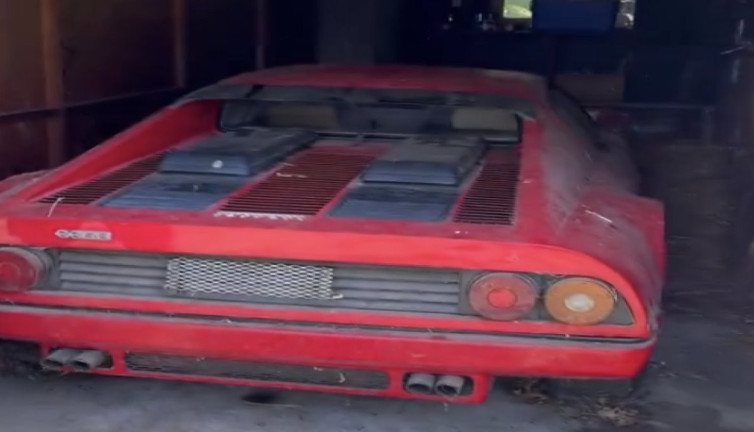 Satın aldıkları depoda buldukları terk edilmiş araca paha biçilemiyor