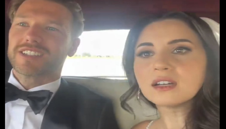 Ünlü şarkıcı Karsu Dönmez ve eşi Mike Schrama’nın düğün aracı yolda kaldı