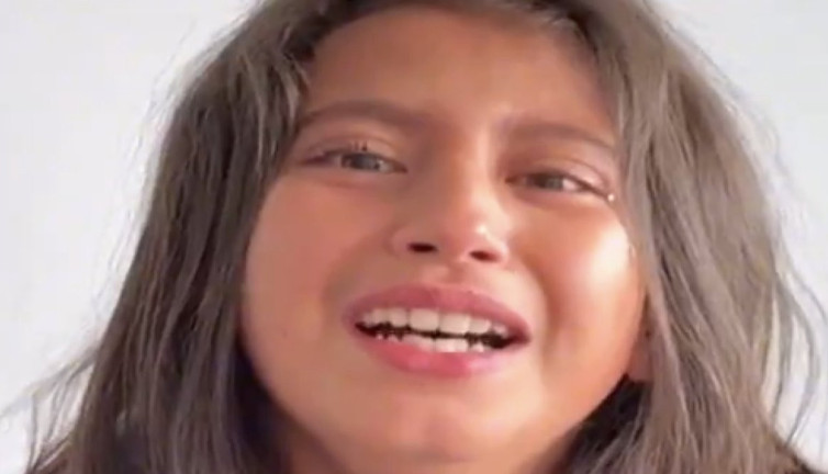 9 yıl sonra tedavi olup duymaya başlayan çocuğun sevinç gözyaşları