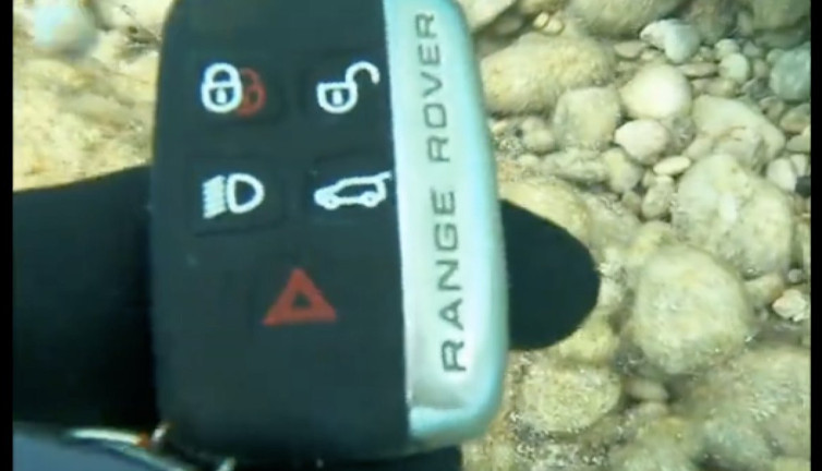 Dalgıç denizin dibinden topladığı para etmeyen eşyaları beğenmedi