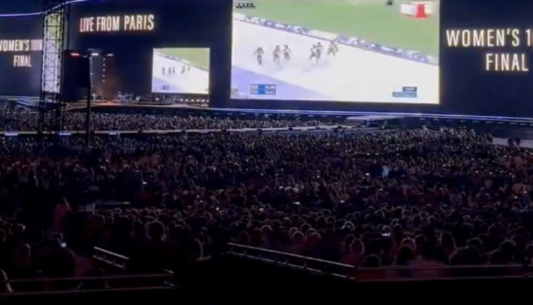 Adele Münih konserinde 2024 Paris Olimpiyatları için ara verdi