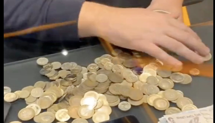 Kumbarasındaki bir yıl biriktirdiği bozuk paralar anca 5 euro etti