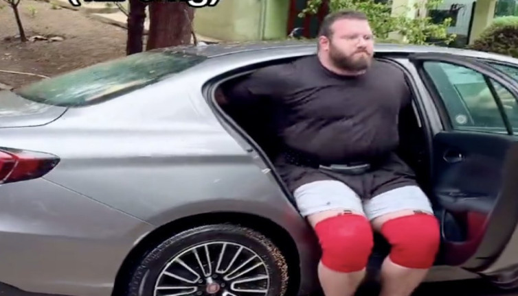 Genç fenomen Tuna Tavus 1 tonluk aracı kaldırdı