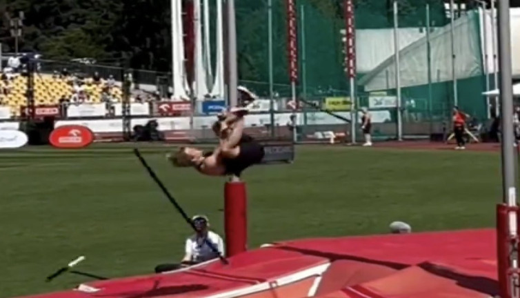 Sırıkla atlama yarışmasında korkutucu anlar: Sırık kırıldı