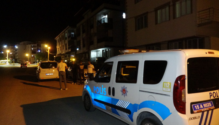 Burdur'da silahlı kavgada balkonda oturan çift yaralandı