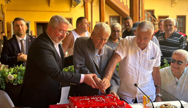 100 yaşındaki doktora pasta kestiler