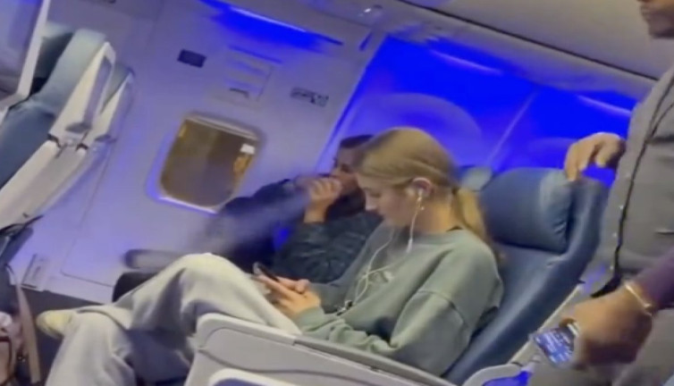 Uçakta elektronik sigara içti