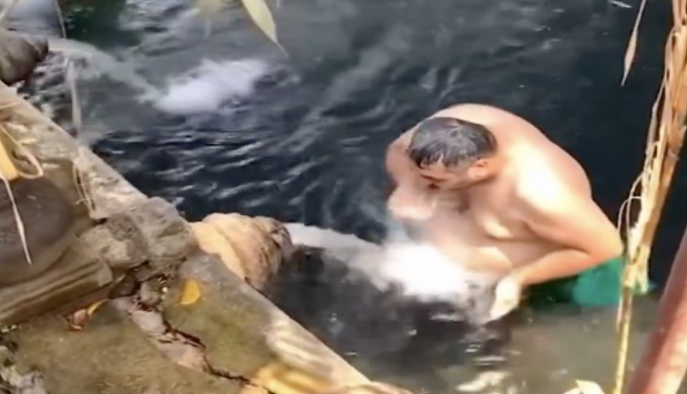 Endonezya'da ziyaret ettiği tapınakta abdest aldığı iddia edilen adam gündem oldu