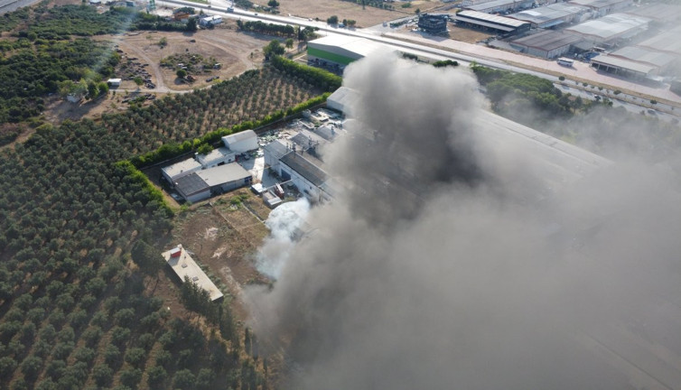 Lüks yat fabrikası 4 saattir yanıyor