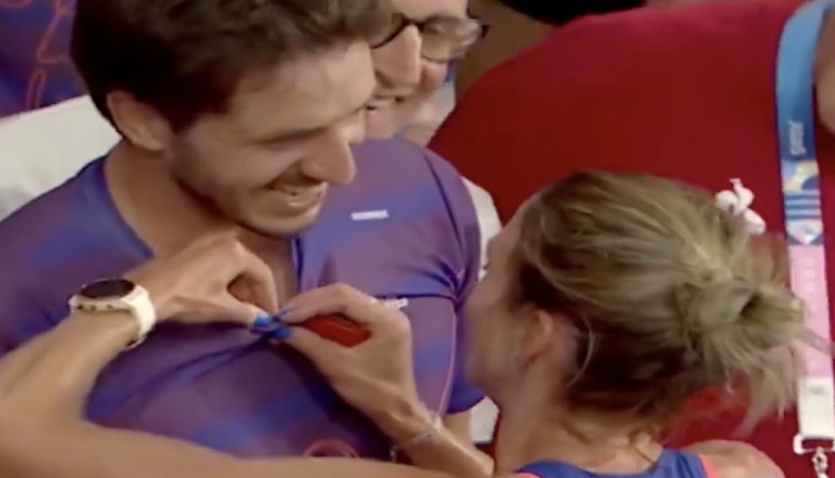 Fransız atlet Avrupa rekoru kırdıktan sonra erkek arkadaşına evlenme teklif etti