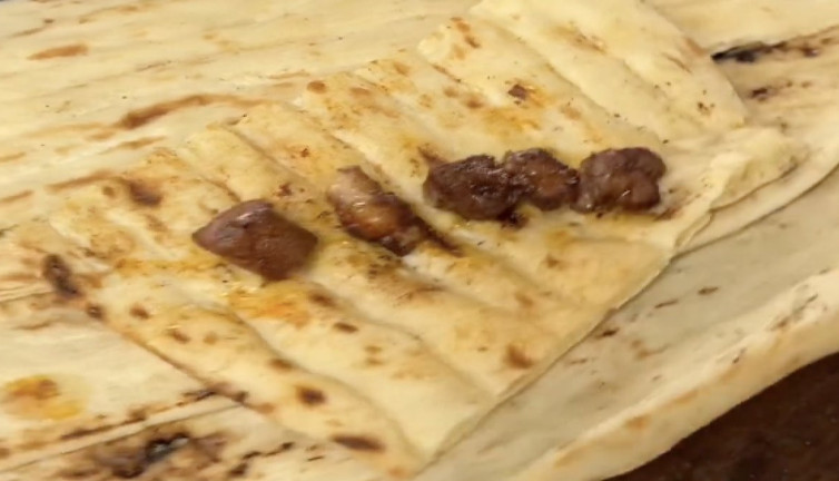 Dürümün için küçük küçük beş parça et koyan dürümcü gündem oldu