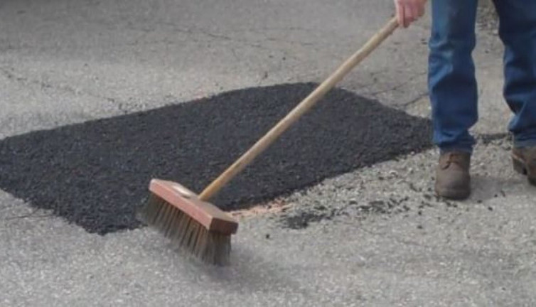 Çukurları kendi kendine onaran asfalt icat edildi. Asfalta yama yapma tarihe karışacak