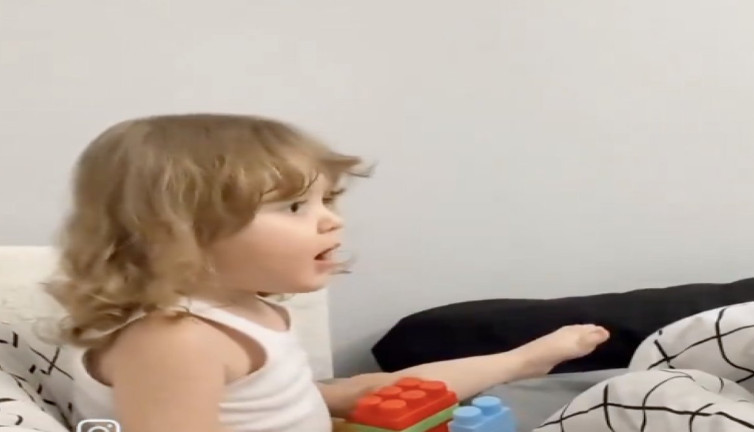 Babası gitmesin diye yalan söyleyen küçük kız: 'Ayağımı çarptım'