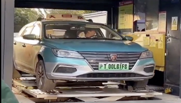 Elektrikli taksinin bataryası 30 saniyede değiştirildi