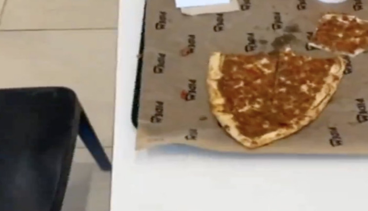 AVM'de yarım kalan yemekleri yediğini iddia etti