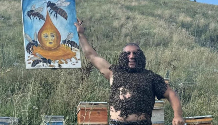 Karslı ‘Arı Adam’ Yücel Üzeyir binlerce arı ile savaşlara dikkat çekti