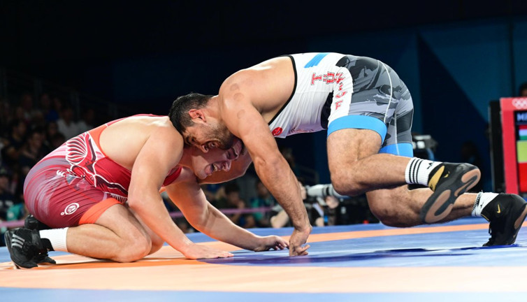 Taha adım adım altına yürüyor