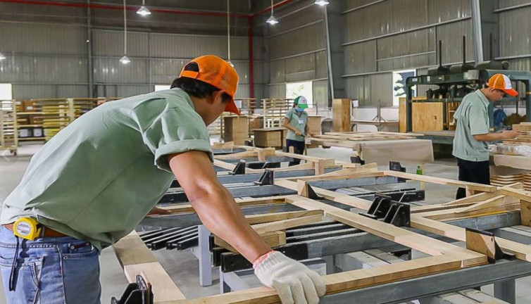 Genel müdür öldü mobilya devi iflas etti. Depodaki binlerce ürün sudan ucuza satılacak