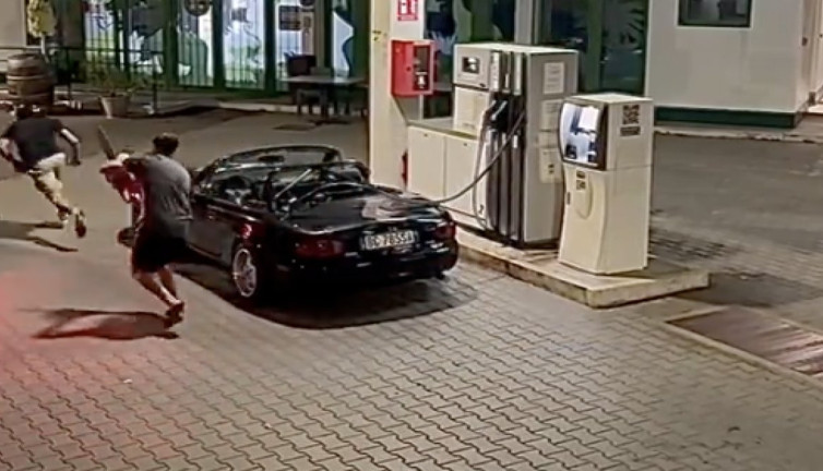 Benzin istasyonunda testere çeken adam gaspçıları şaşırttı