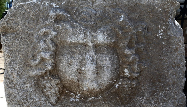 "Dionysos" kabartmalı ağırlık taşı bulundu