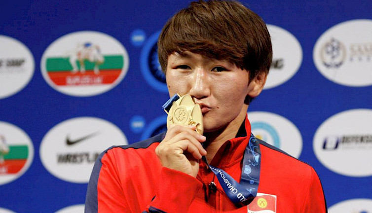 Sadır Caparov, Aysuluu Tınıbekova'yı tebrik etti