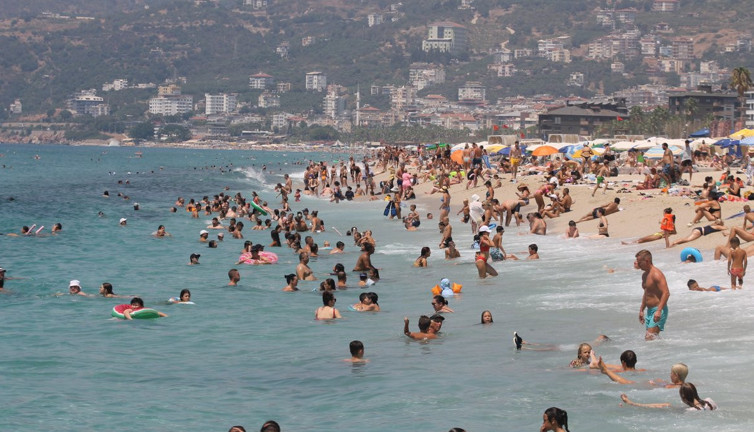 Alanya'da plajlar tıklım tıklım