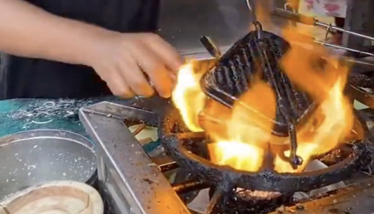 Hindistan’da malzemeleri avuçlanan ve ateşte dövülen tost gündem oldu