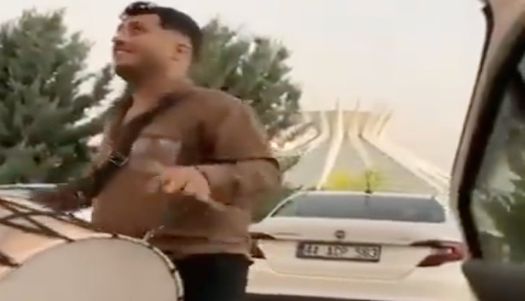 Sabahın 5'inde kız arkadaşının evinin önünde davul çaldı