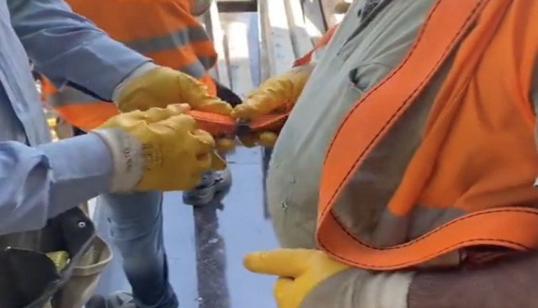 Göbeğinden güvenlik kemerini takamayan usta güldürdü