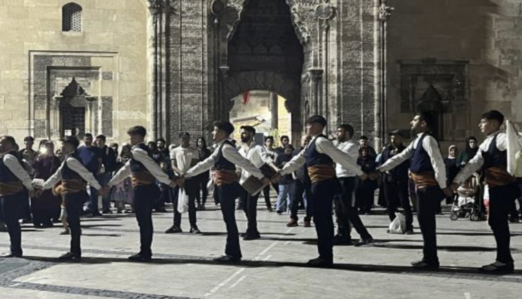 Sivas'ta gurbetçilere davullu zurnalı karşılama gündem oldu