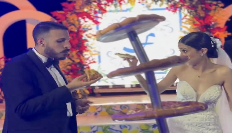 Gelin damat düğünde pasta yerine pizza kesti