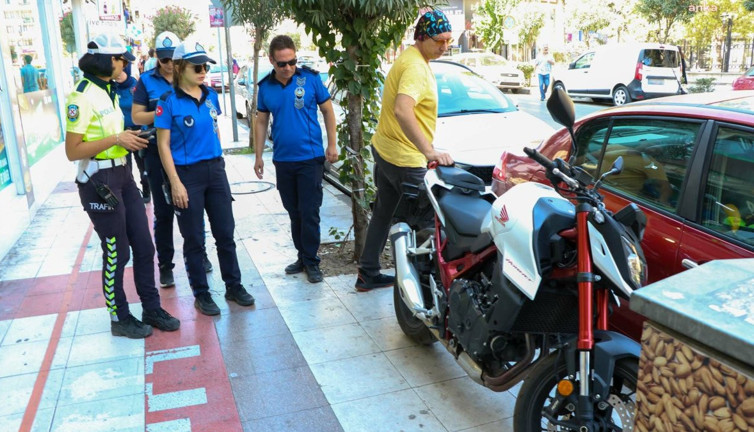 Kaldırımları işgal eden motosikletlere ceza yağdı