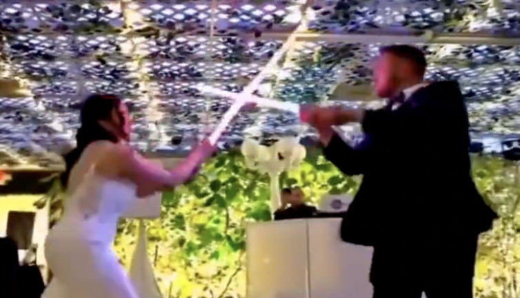 Gelin ve damattan ilk dans yerine ışın kılıçlı şov