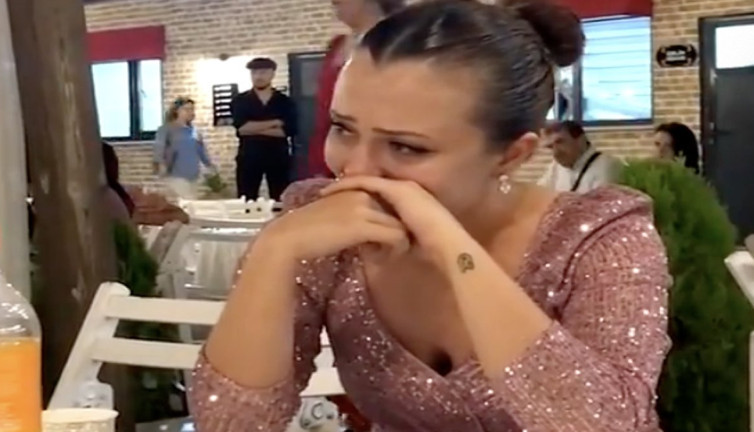 Hakkari'de askerlik yapan nişanlısının sürprizi genç kadını ağlattı