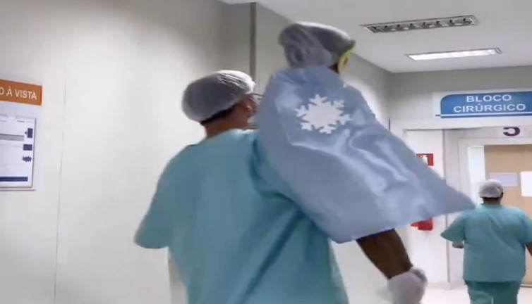 Çocuklar korkmasın diye süper kahraman peleriniyle ameliyathaneye götüren doktor
