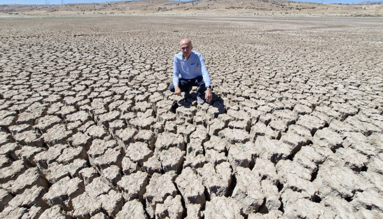 Karaman'da baraj kurudu, binlerce balık telef oldu