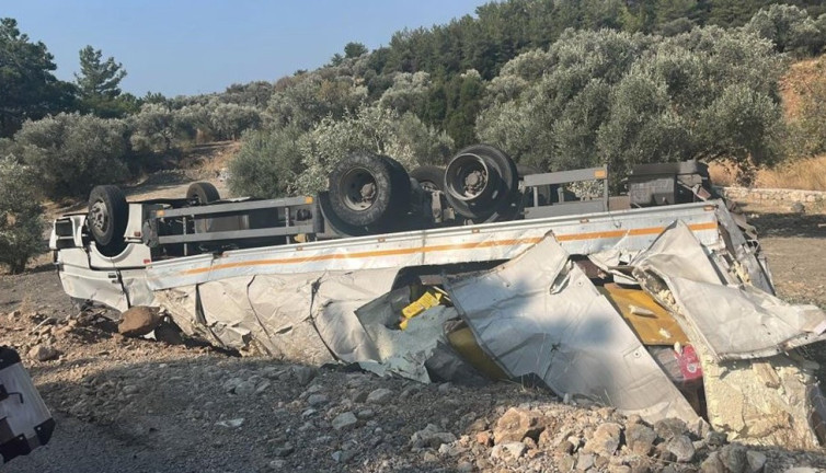 Ters dönen tırdan sağ kurtuldu