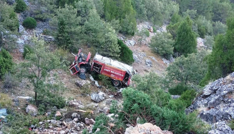Emet'te orman yangınından dönen arazöz takla attı: 2 yaralı