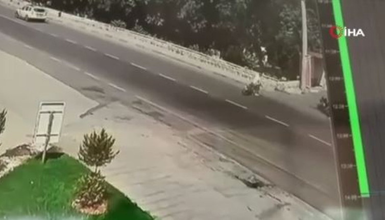 Hatay'da motorsikletler kafa kafaya çarpıştı! Feci kaza kamerada...