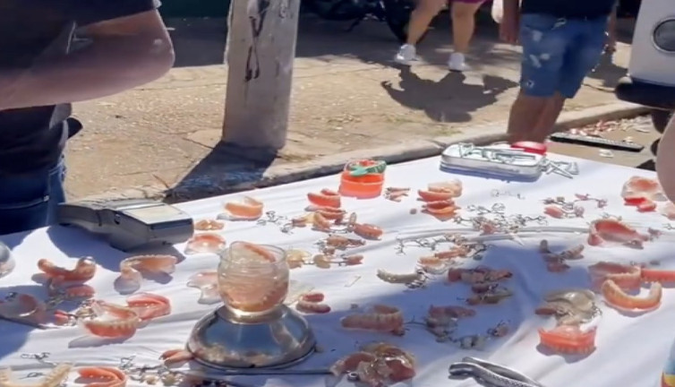 Sokağa kurdukları tezgahta takma diş sattılar