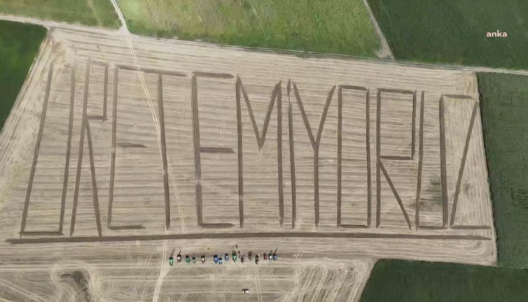 Eskişehirli çiftçiler tarlaya 'Üretemiyoruz' yazdı