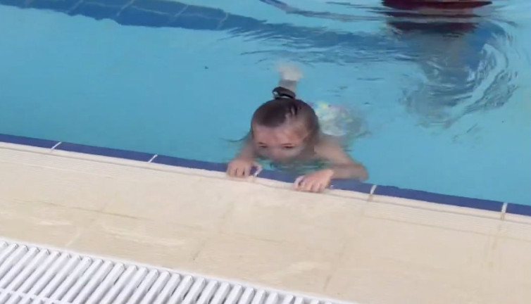 2,5 yaşındaki kızın su altında nefes tutmayı öğrendiği anlar