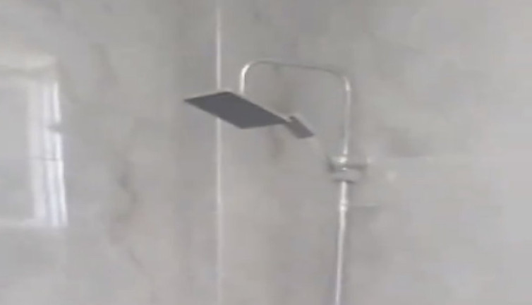 Duşa kabini ters yere yaptı izleyenleri güldürdü