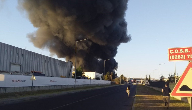 Tekirdağ'da plastik fabrikasında yangın