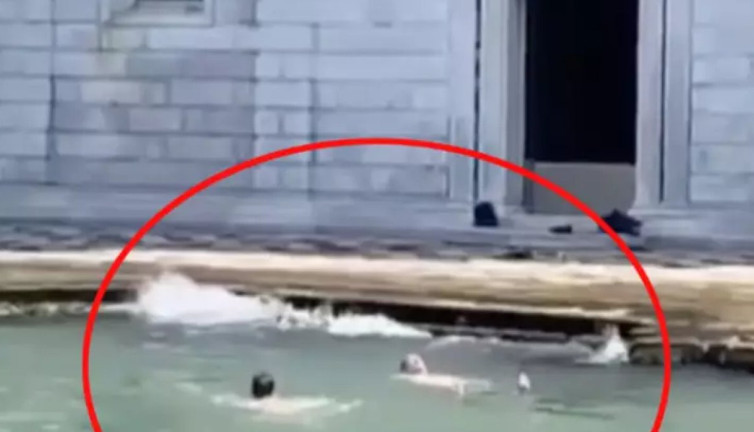 Kıyafetsiz yüzdüler. Halkı çileden çıkartan görüntüler. Arkalarında ne olduğuna bakmadılar