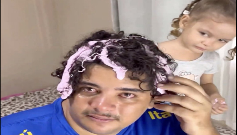 Küçük kızın sakızlı şakası babasının saçlaran mal oldu
