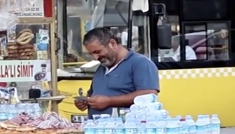 Simit satan emekçinin gününü notla güzelleştirdi: 'Kimse söylememiş olabilir ama...'