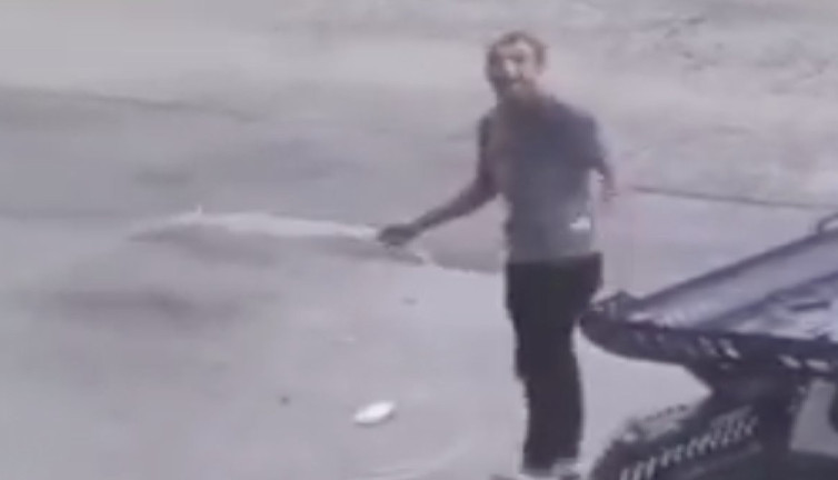 Sıcaktan bunaldı hortumla serinledi